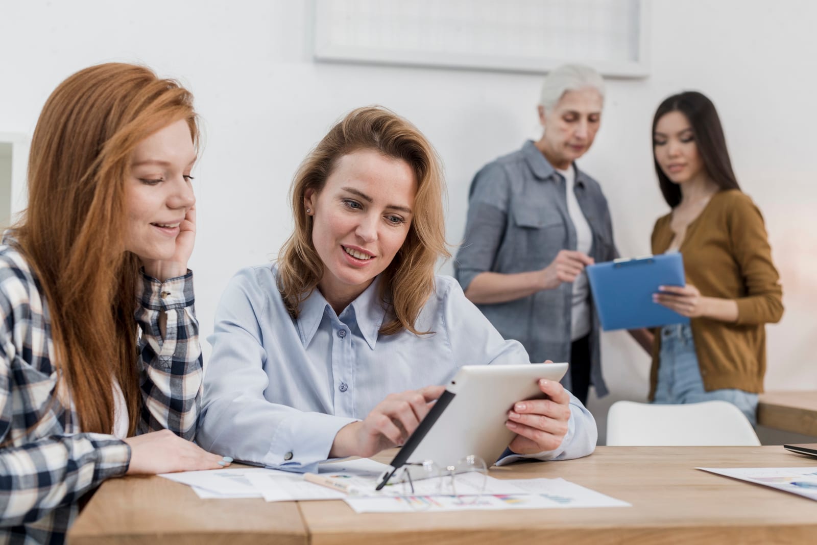 Aula con tavoli disposti per un piccolo gruppo di lavoro